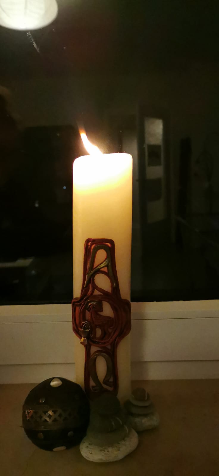 Diese Kerze, ein Geschenk vom Cousin, steht bei Maike in Friedrichsort